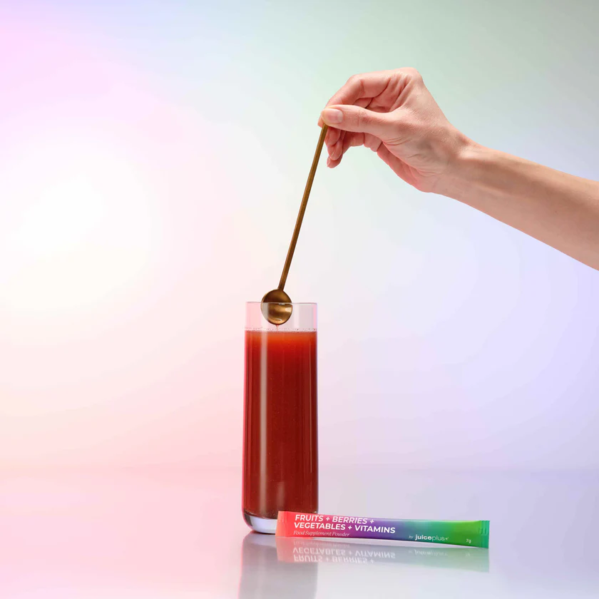 juiceplus-EMEA-superfood-Glass-full-Hand-Spoon-0